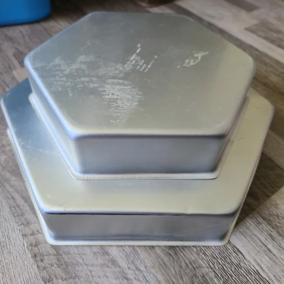 Wilton Performance Pans Hexagon Cake Pan Set 9" 12" Aluminum - Picture 6 of 7